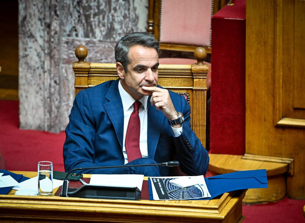 Η ώρα της Βουλής: Μητσοτάκης μόνος απέναντι στο σφυροκόπημα της αντιπολίτευσης