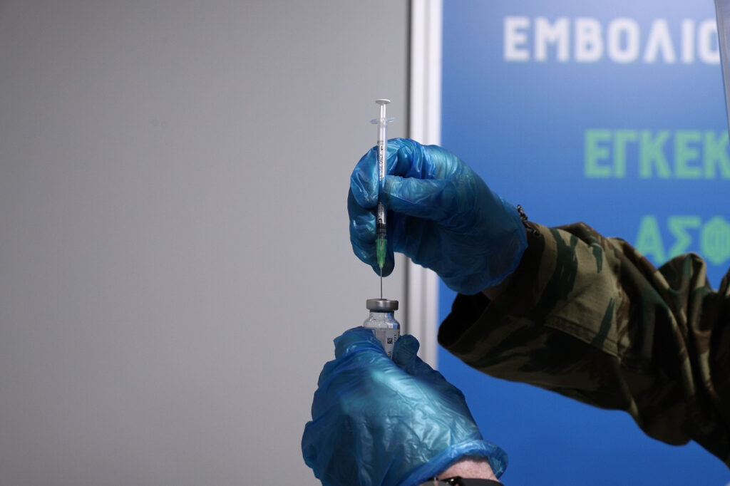 Διεθνής Μελέτη: Eξαιρετικά σπάνιες οι σοβαρές παρενέργειες των εμβολίων – Ποιοι παράγοντες αυξάνουν τον κίνδυνο