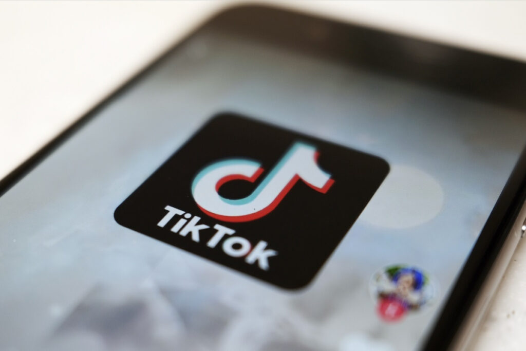 Οι ΗΠΑ βάζουν ξανά στο στόχαστρο το TikTok – Στο τραπέζι η απαγόρευση