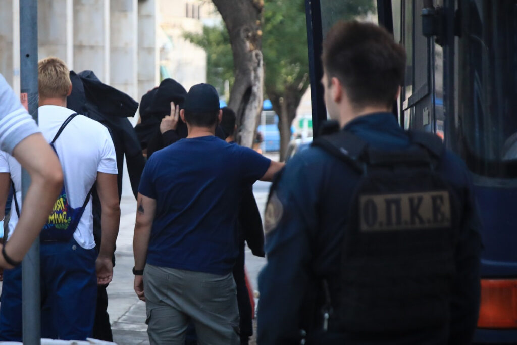 Νέα Φιλαδέλφεια: Μπλόκα για τους Κροάτες χούλιγκανς μετά το φιάσκο – Διαφεύγουν ακόμα 50 άτομα