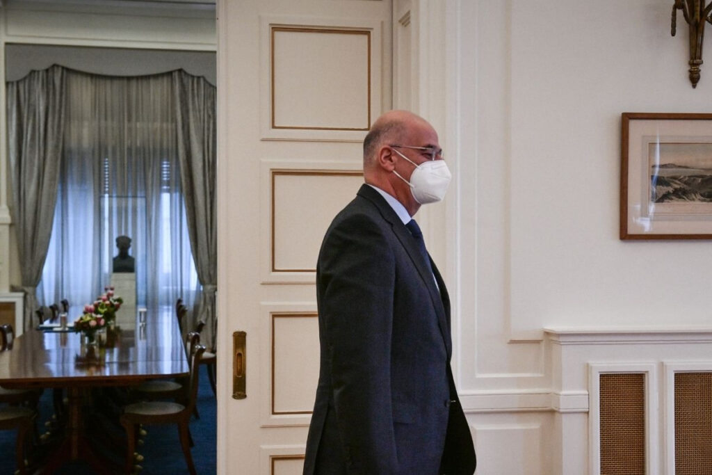 Το δώρο της γαλλικής πρεσβείας στον Νίκο Δένδια