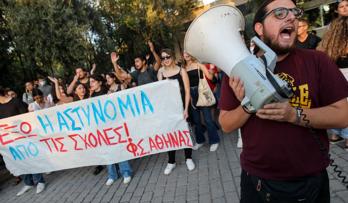 Πανεπιστημιούπολη Ζωγράφου: Υπό συνοδεία ΜΑΤ η Πανεπιστημιακή Αστυνομία – Συγκέντρωση από φοιτητές