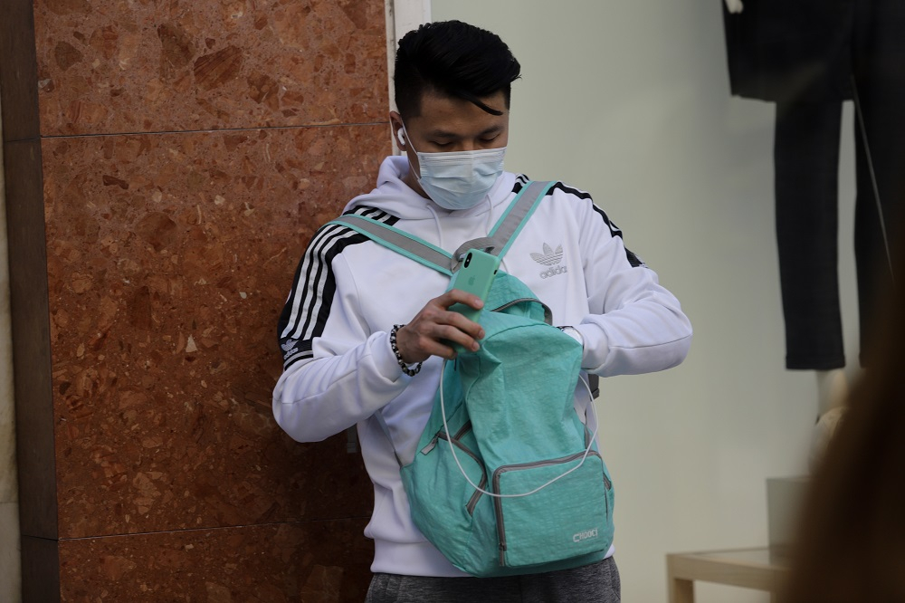 Κορονοϊός στην Ελλάδα: «Κρατήστε τα παιδιά σπίτι, αποφύγετε μπαρ και καφετέριες»