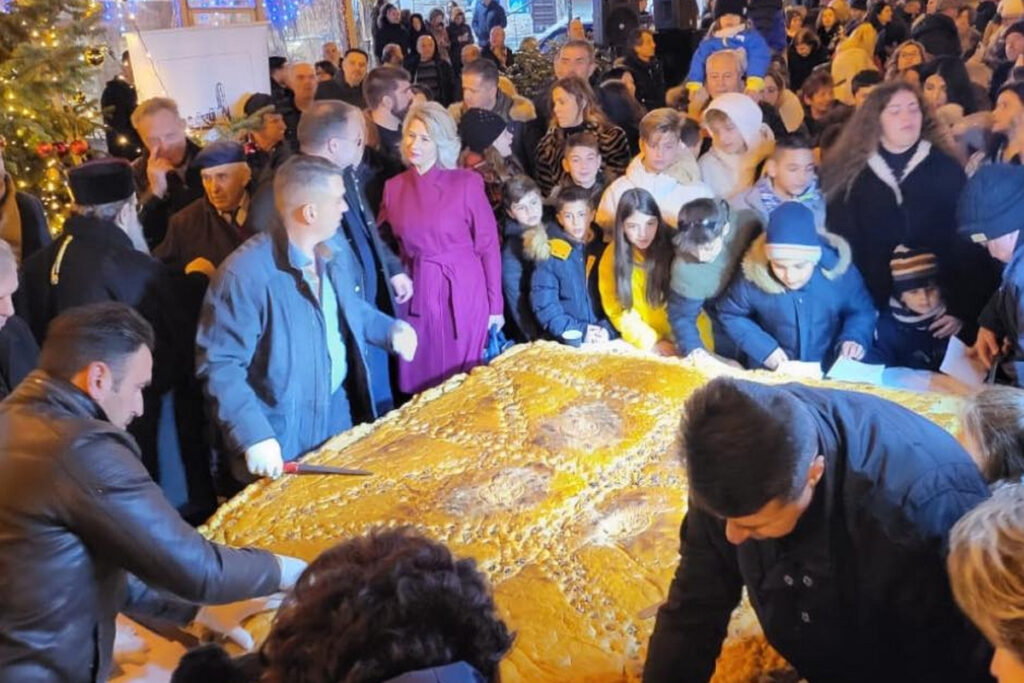 Χαλκιδική: Το Μέλωμα Του Χριστού Στην Αρναία Με Χριστόψωμο 400 Κιλών