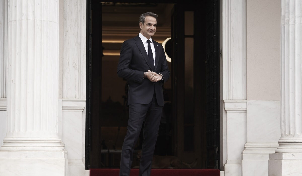 Τι ώρα είναι Άκη; -Ό,τι ώρα πεις εσύ κ. Πρόεδρε- Νέες δημοσκοπήσεις, οι μισοί επιστρέφουν στη ΝΔ!