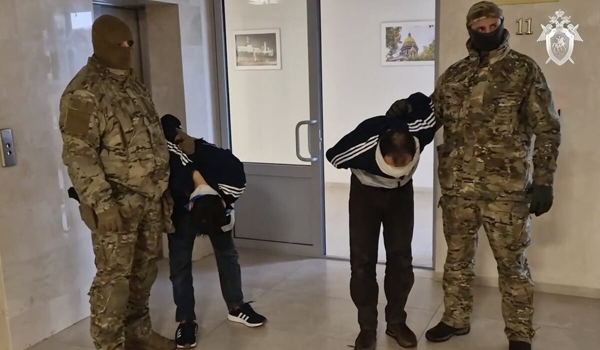 Ρωσία: Απαγγέλθηκαν κατηγορίες σε δύο υπόπτους για το μακελειό στη Μόσχα, δεμένοι πισθάγκωνα στην ανάκριση