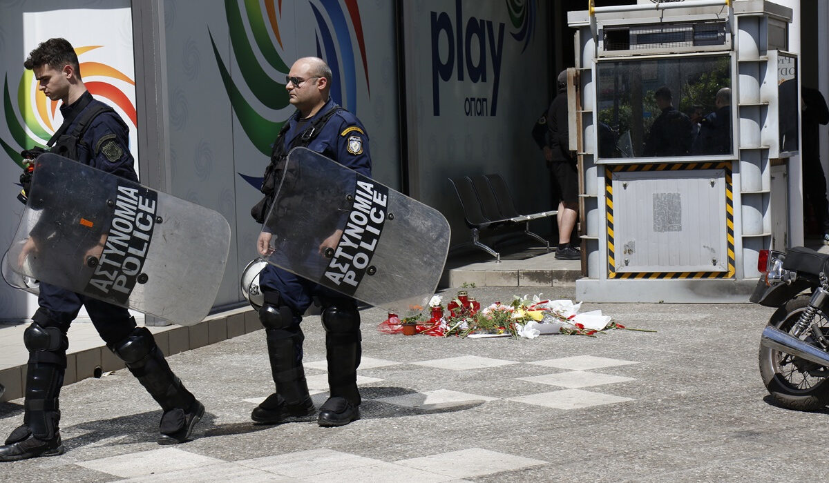 Ακόμη τέσσερις αστυνομικοί απομακρύνθηκαν από το ΑΤ Αγίων Αναργύρων μετά τη γυναικοκτονία της Κυριακής