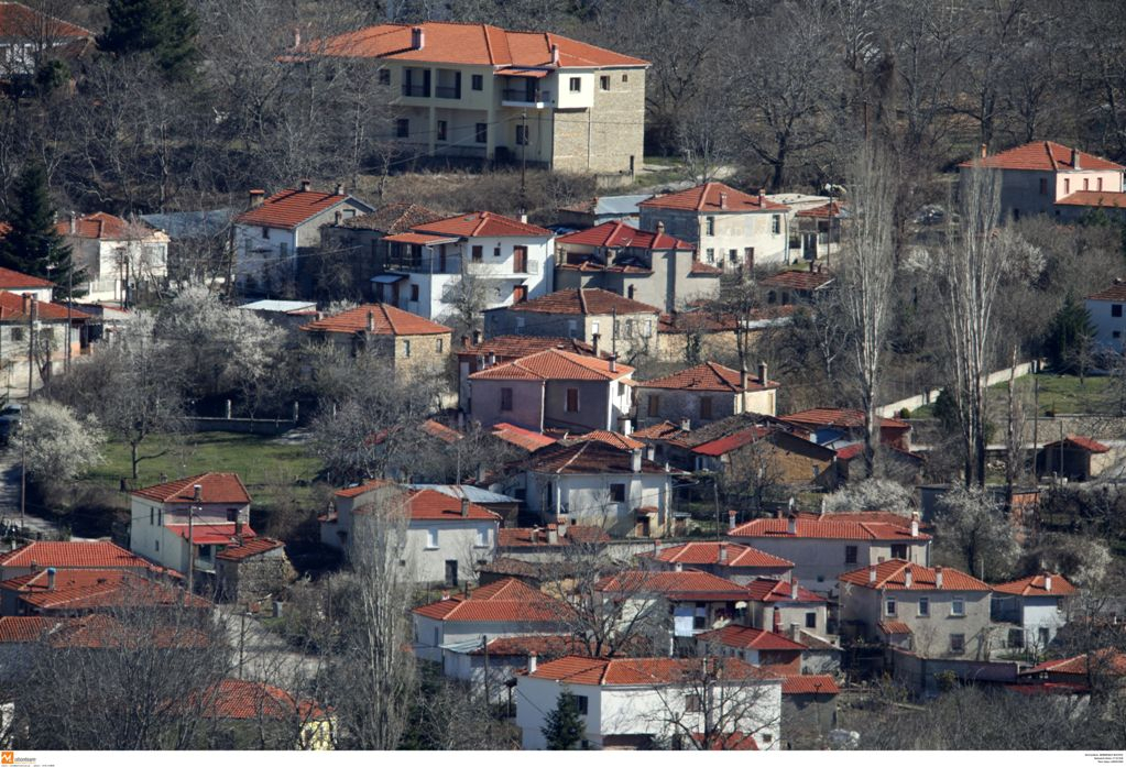Κορονοϊός: Πρώτη μέρα μετά την καραντίνα στην Κοζάνη – Στις αυλές οι κάτοικοι