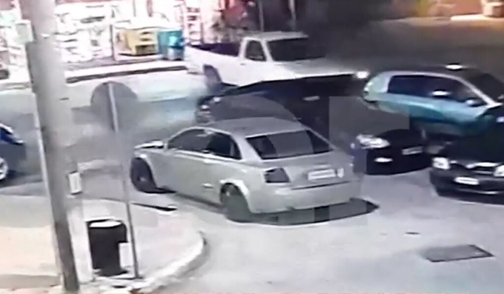 Κερατέα: Συγκλονιστικό βίντεο ντοκουμέντο από τροχαίο – Διανομέας «καρφώθηκε» σε φορτηγό