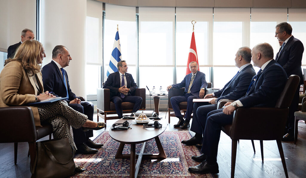 «Χαλαρός, χαμογελαστός, με τα χέρια στις τσέπες» λένε τα τουρκικά ΜΜΕ για Μητσοτάκη μετά τη συνάντηση με Ερντογάν
