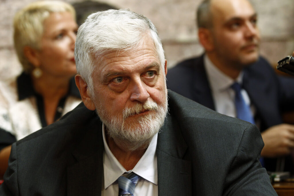 Υπέρ του ενδυματολογικού κώδικα στα σχολεία ο Λοβέρδος της ΝΔ