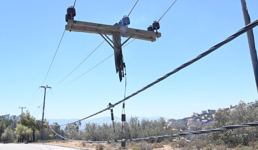Σοκ στο Ντράφι: Καμένος στύλος της ΔΕΗ κρέμεται από τα καλώδια – «Οι κρουνοί δεν έχουν νερό»