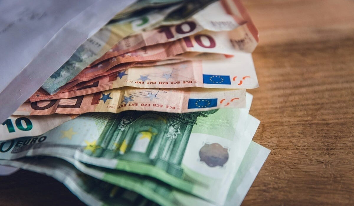 Τι αλλάζει στο εισόδημά μας το 2025 – Οι φόροι που μειώνονται και που καταργούνται