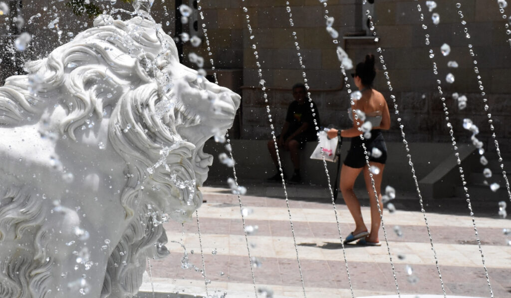 Καύσωνας από την Παρασκευή: Πού θα έχουμε 42 βαθμούς – Τι λένε οι μετεωρολόγοι