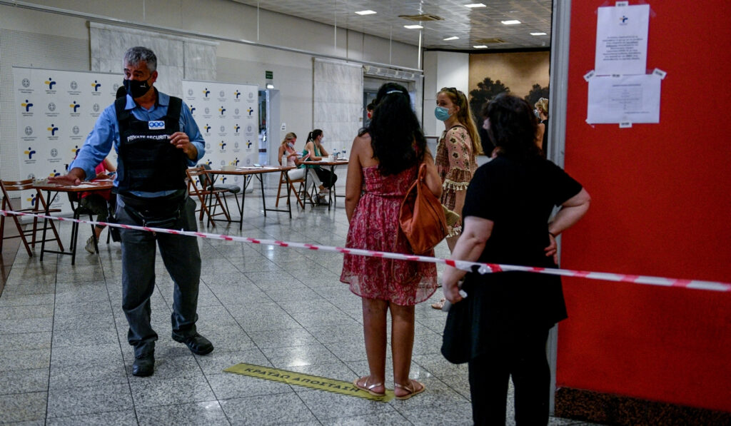 Πού εντοπίστηκαν τα 2.132 κρούσματα, όλες οι περιοχές: 460 στην Αττική, 300 στη Θεσσαλονίκη