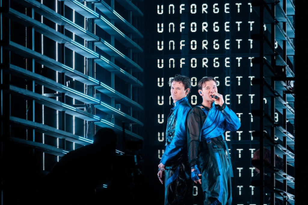 Eurovision 2024: Η οικοδέσποινα Σουηδία άνοιξε τον τελικό με τους δίδυμους από τη Νορβηγία (βίντεο)
