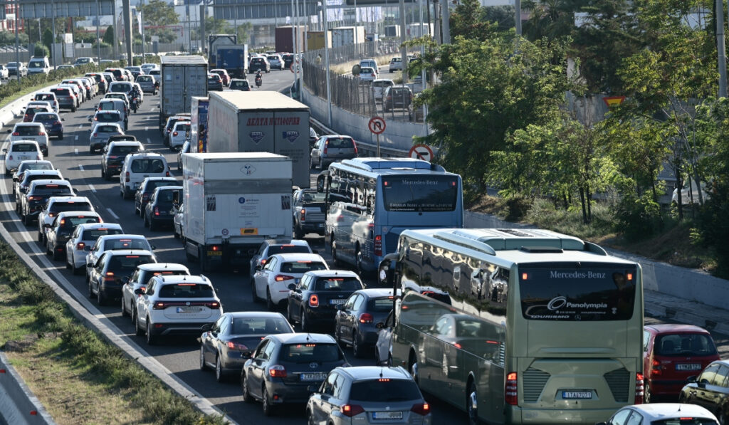 Κίνηση στους δρόμους: Ουρά χιλιομέτρων στον Κηφισό λόγω τροχαίου – Τα σημεία «στο κόκκινο»