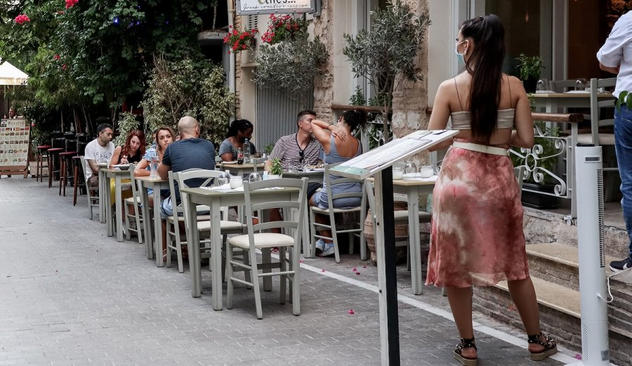 Νέα μέτρα στην εστίαση: Οριστικές διαχωριστικές γραμμές εμβολιασμένων – ανεμβολίαστων