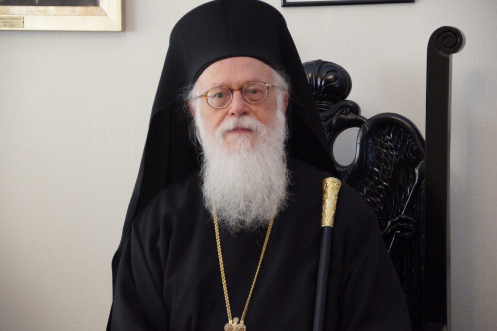 «Ήταν υπηρέτης του ανθρώπου» – Ο πολιτικός κόσμος αποχαιρετά τον Αρχιεπίσκοπο Αλβανίας Αναστάσιο