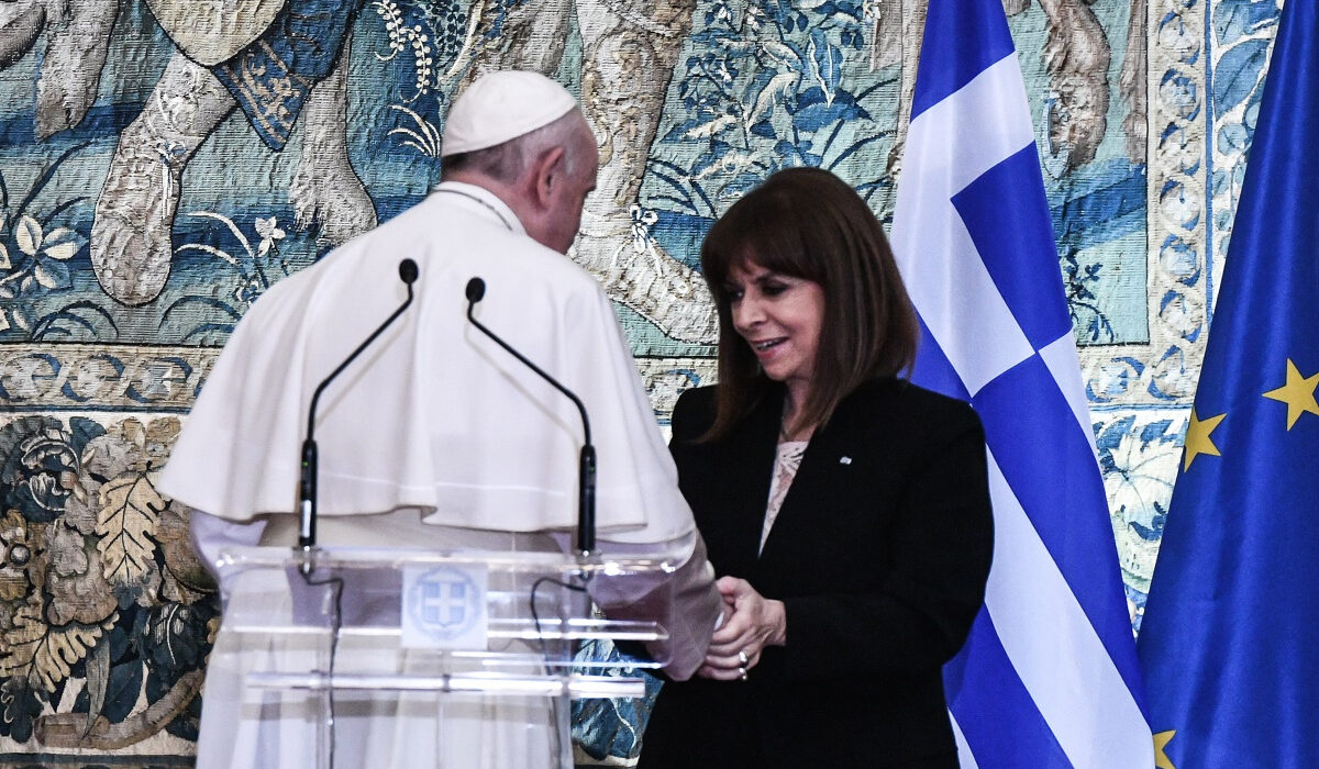 Συνάντηση της Προέδρου της Δημοκρατίας με τον Πάπα Φραγκίσκο – Τα δώρα που αντάλλαξαν