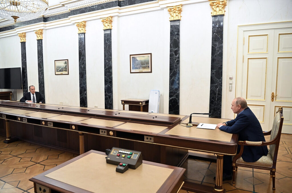 Η Βρετανία «παγώνει» τα περιουσιακά στοιχεία Πούτιν και Λαβρόφ