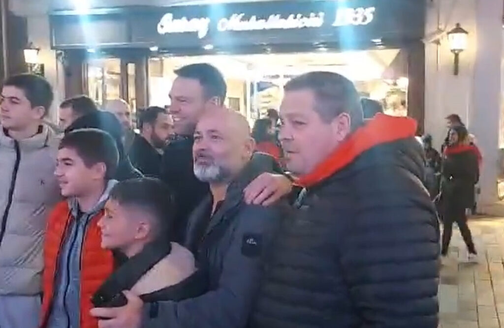 Βόλτα στην Πλατεία Ταξίμ για τον Στέφανο Κασσελάκη