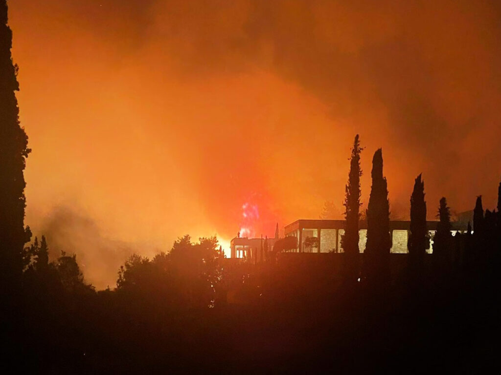 Δύο τα μέτωπα της φωτιάς στην Ιτέα, καλύτερη η εικόνα στο Κρανίδι – Επιχειρούν τα εναέρια