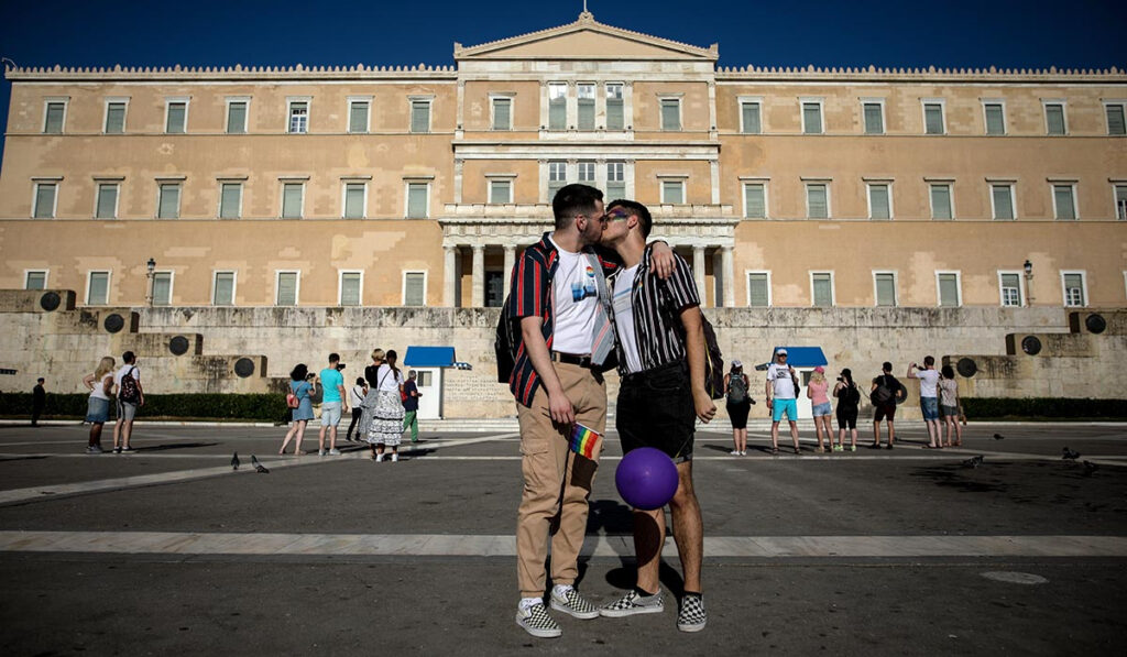 Τι δείχνουν οι τελευταίες δημοσκοπήσεις για γάμο ομόφυλων, τεκνοθεσία και υιοθεσίες