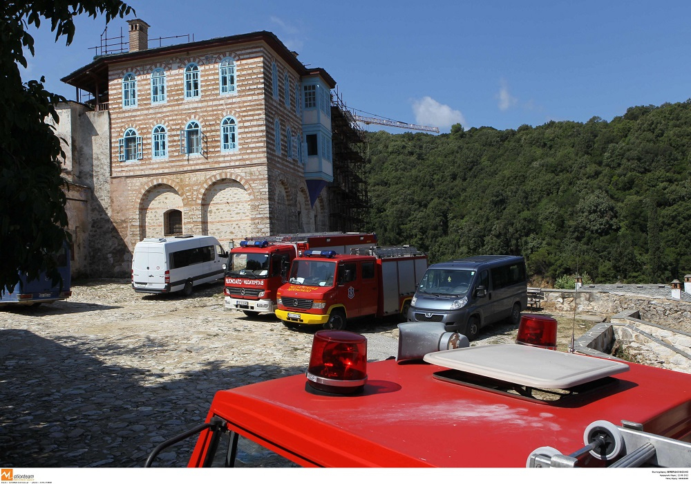 Άγιο Όρος: Συνεχίζονται οι προσπάθειες να τεθεί υπό έλεγχο η φωτιά