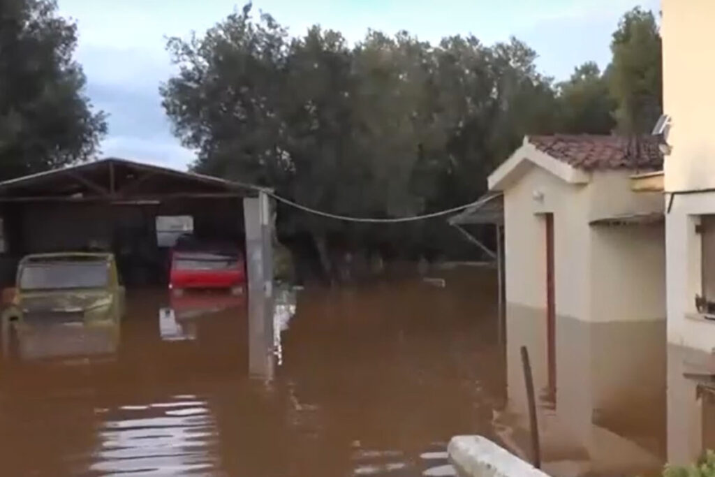 Η κακοκαιρία σαρώνει την Κεφαλονιά – Εγκλωβισμένοι κάτοικοι από τις πλημμύρες, προβλήματα εξαιτίας κατολισθήσεων (Βίντεο)