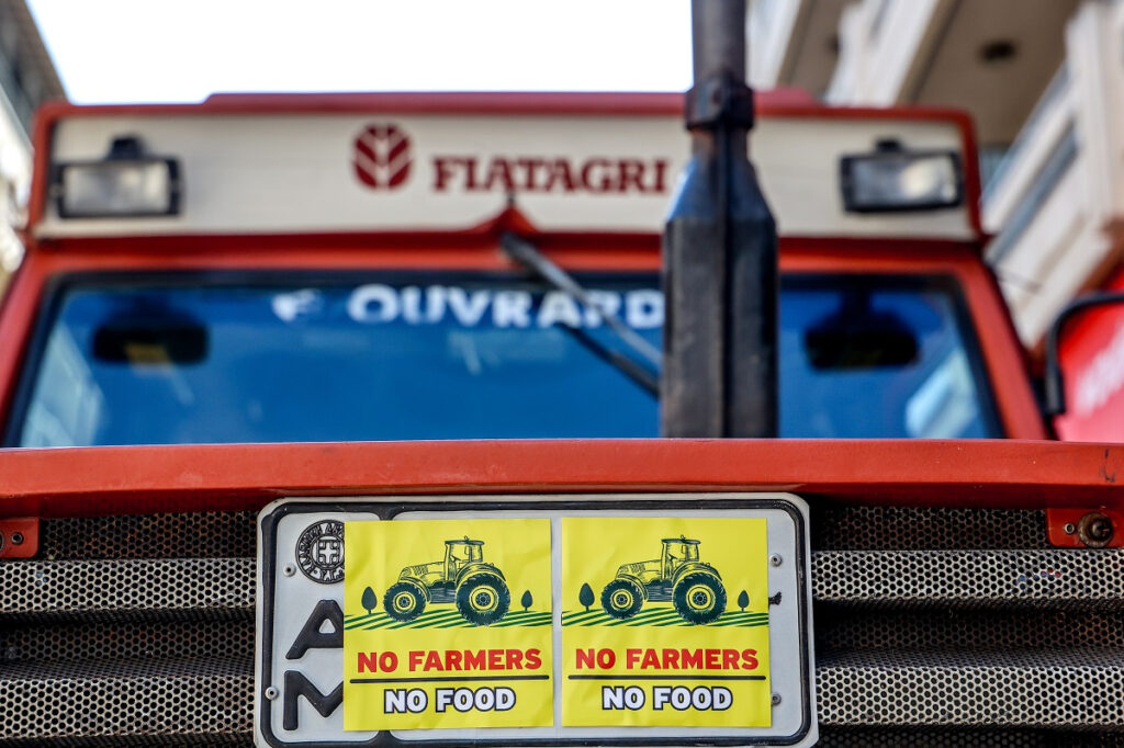 «No farmers, no food»: Ενισχύουν τα μπλόκα οι αγρότες – Κλιμακώνουν τις κινητοποιήσεις τους