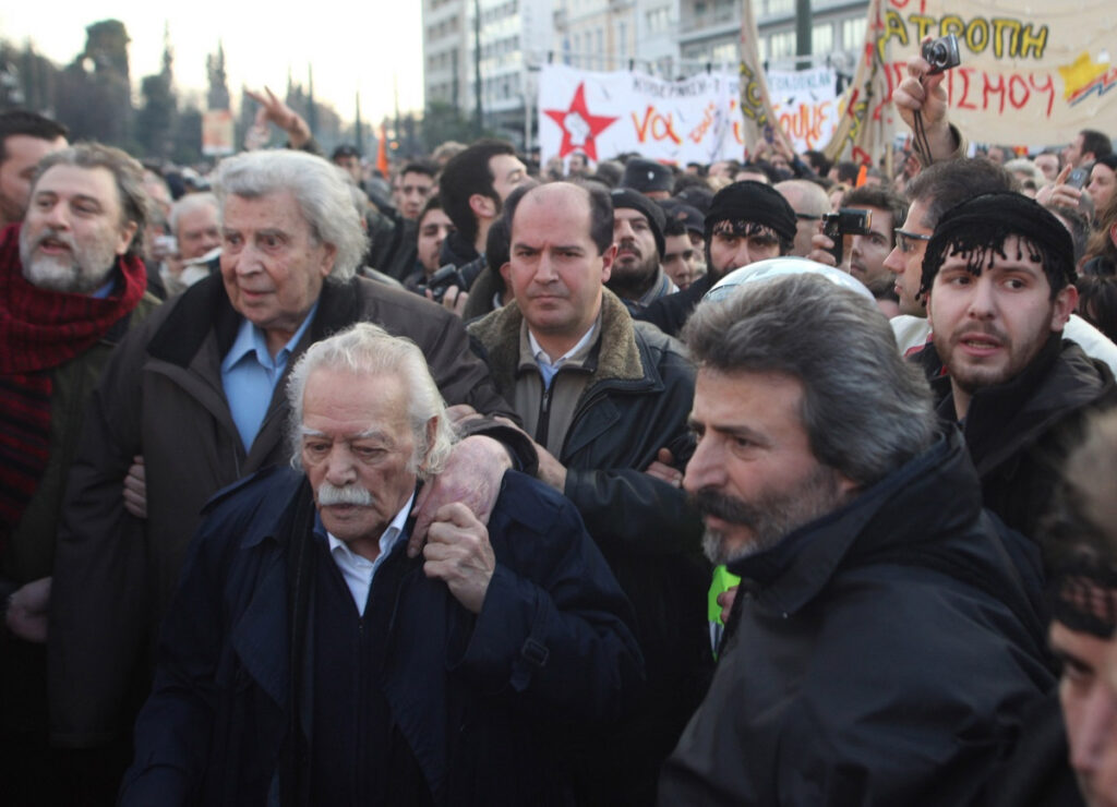 Όταν Θεοδωράκης και Γλέζος βγήκαν στο Σύνταγμα για το μνημόνιο το 2012 μέσα στα χημικά