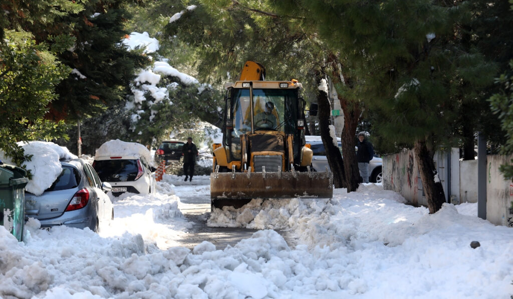 Έκτακτη σύσκεψη για την «κακοκαιρία Μπάρμπαρα»: Χιόνια και στο Σύνταγμα – «Περιορίστε τις μετακινήσεις σας»
