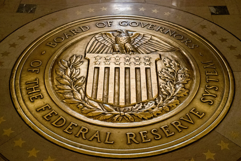 Καταπέλτης το πόρισμα της FED για SVB και Signature – Έρχεται σκληρή εποπτεία στις τράπεζες των ΗΠΑ