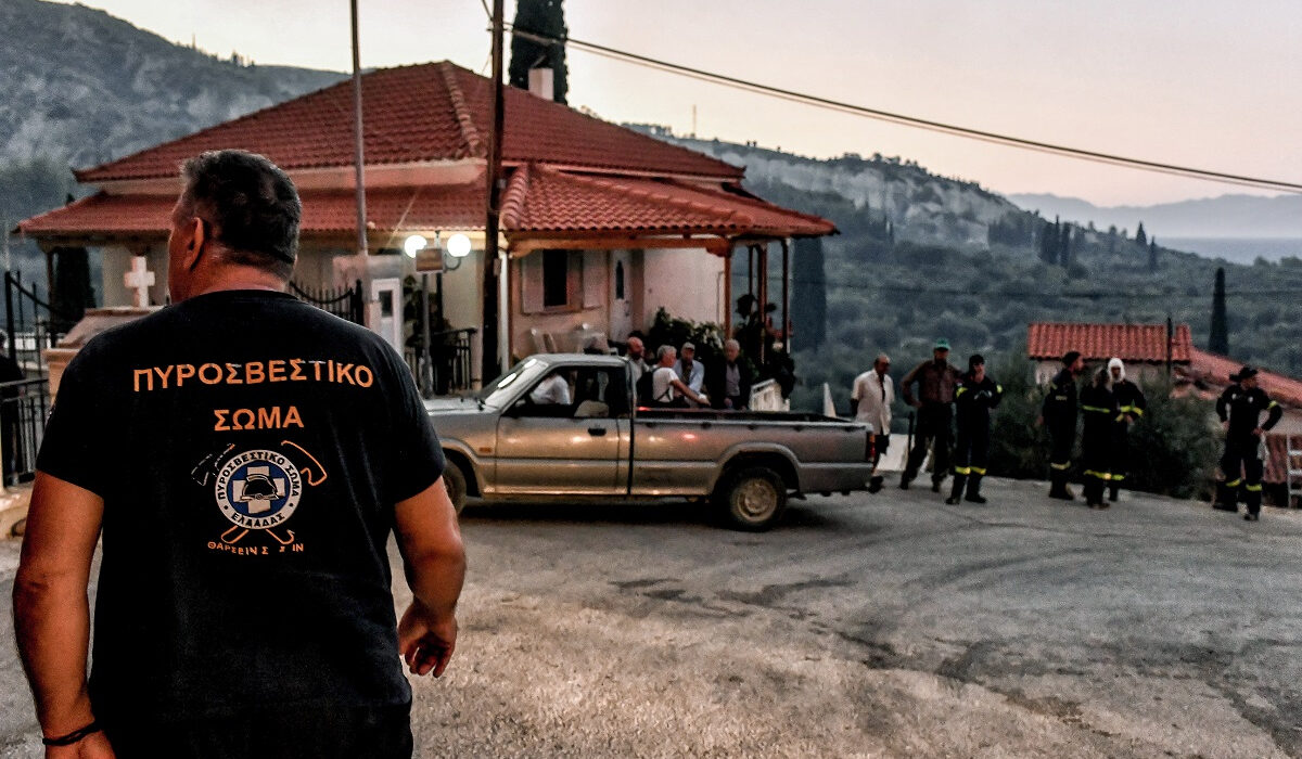 Συναγερμός στην Κορινθία για τη φωτιά: Εκκένωση 12 οικισμών – Συνεχείς αναζωπυρώσεις