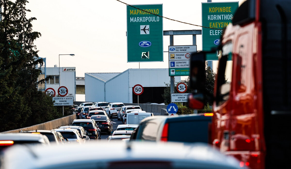 Καθυστερήσεις στην Αττική Οδό – Αυτοκίνητο τυλίχθηκε στις φλόγες