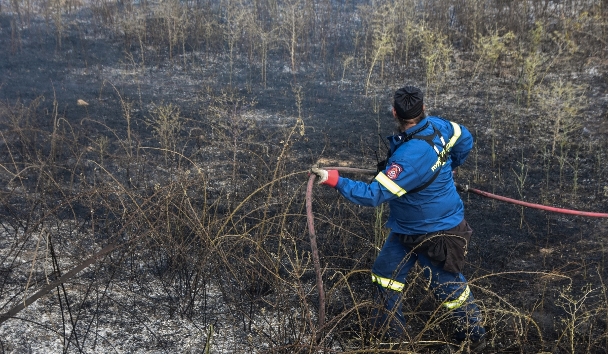 Φωτιά τώρα στη Θεσσαλονίκη κοντά στις σιδηροδρομικές γραμμές