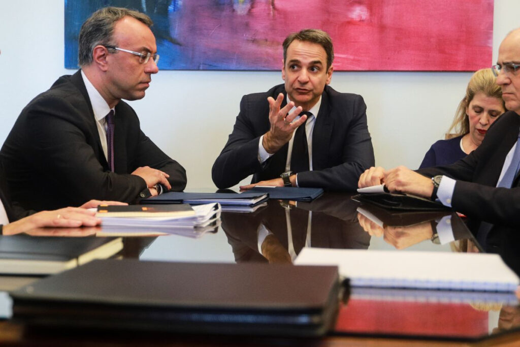 Επιχειρούν να απασφαλίσουν τη «βόμβα» των πλειστηριασμών και των νέων κόκκινων στεγαστικών