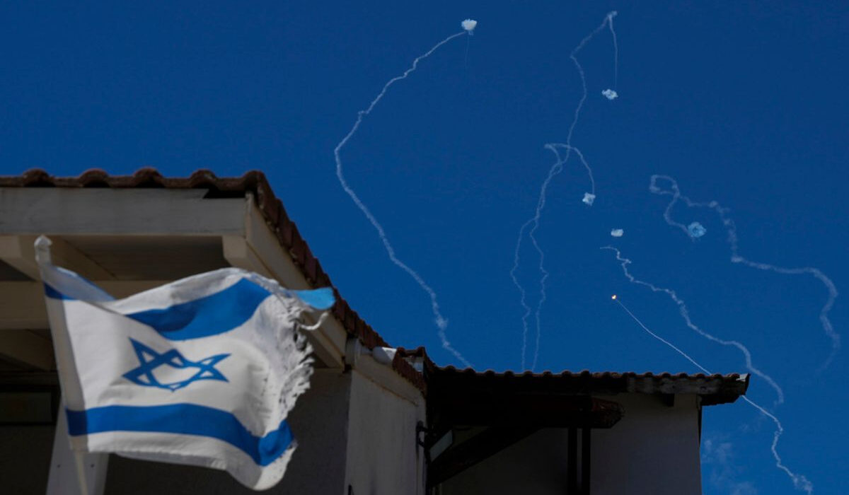 Η νέα τακτική της Χεζμπολάχ για να «τρυπήσει» την ισραηλινή αεράμυνα: Τι είναι τα «έμμεσα πυρά»