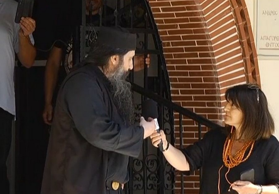 Ιερομόναχος για το επεισόδιο με τη μάσκα: «Πληρώθηκαν για να πουν ότι πέθαναν από κορονοϊό»