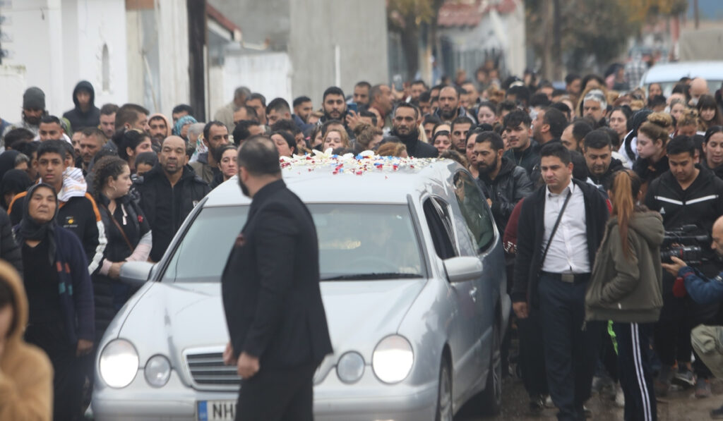 Θεσσαλονίκη: Ανείπωτη θλίψη στον οικισμό Ρομά για τον 16χρονο – Τον αποχαιρετούν με τραγούδια