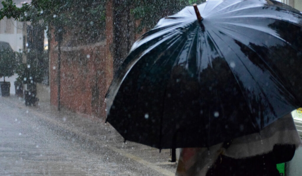 Meteo: Βροχερό σκηνικό την Παρασκευή με σκόνη από την Αφρική