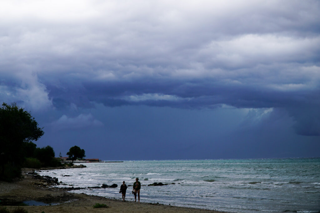 Meteo: Aλλάζει το σκηνικό του καιρού την Πέμπτη 10/8 – Πού έρχονται καταιγίδες