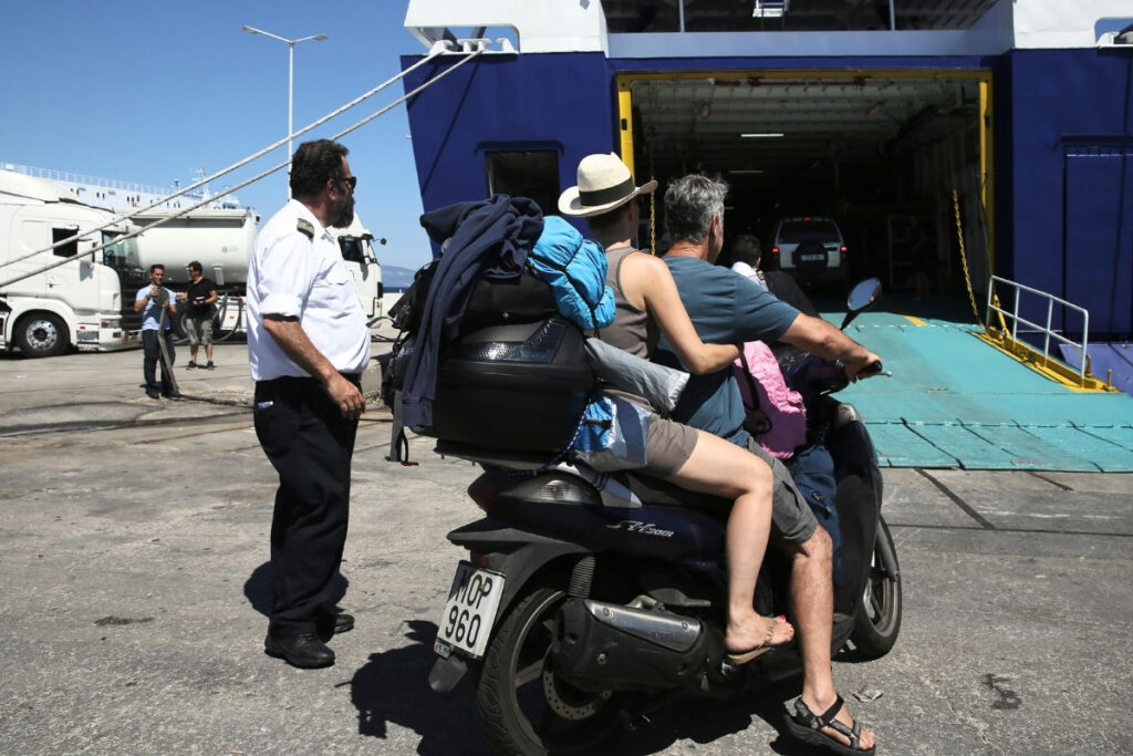 «Τσουχτερή» η έξοδος των αδειούχων του Αυγούστου – Στα 2,40 ευρώ η βενζίνη στις Κυκλάδες