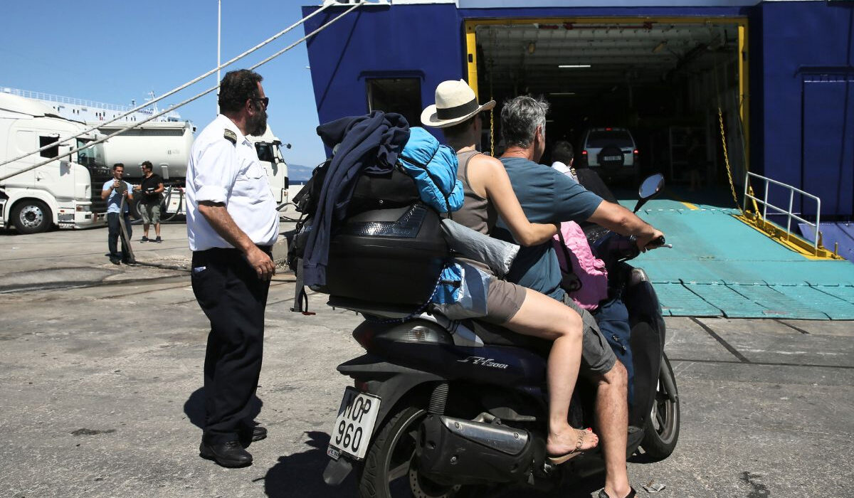 «Τσουχτερή» η έξοδος των αδειούχων του Αυγούστου – Στα 2,40 ευρώ η βενζίνη στις Κυκλάδες