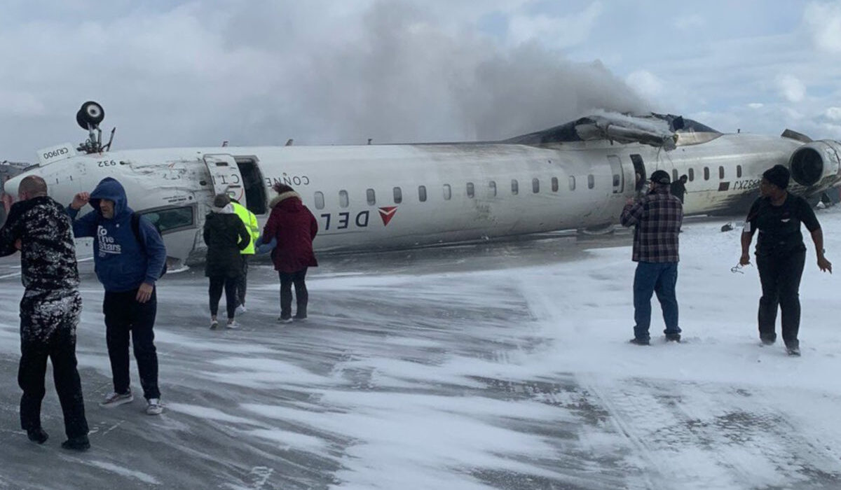 Τορόντο: Αεροπλάνο της Delta Airlines συνετρίβη και «τούμπαρε» κατά την προσγείωση – Δείτε βίντεο