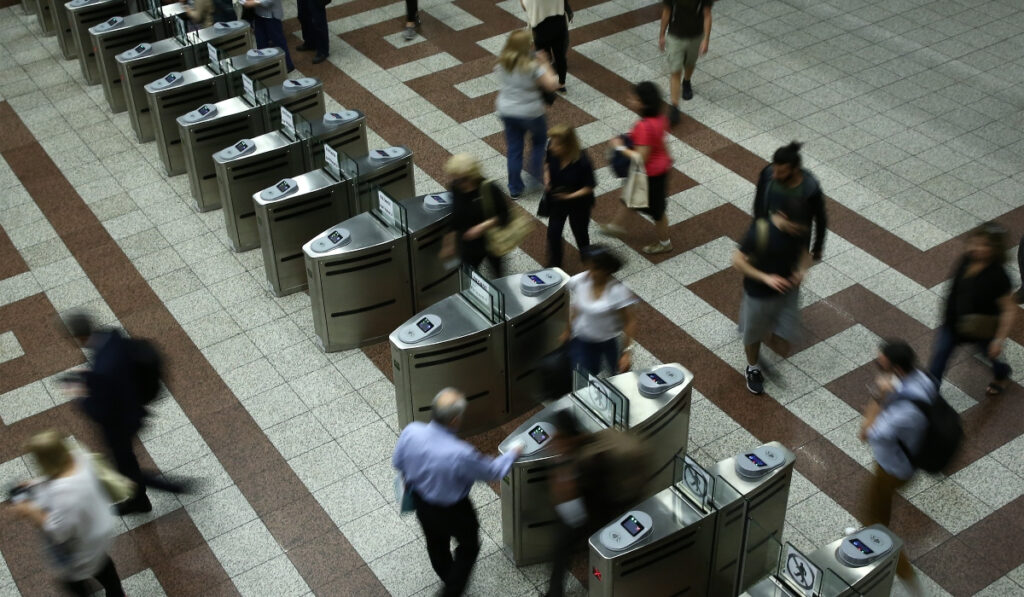 ΜΜΜ: Με τραπεζική κάρτα η επιβίβαση σε μετρό, τραμ, λεωφορεία – Μεγάλες αλλαγές