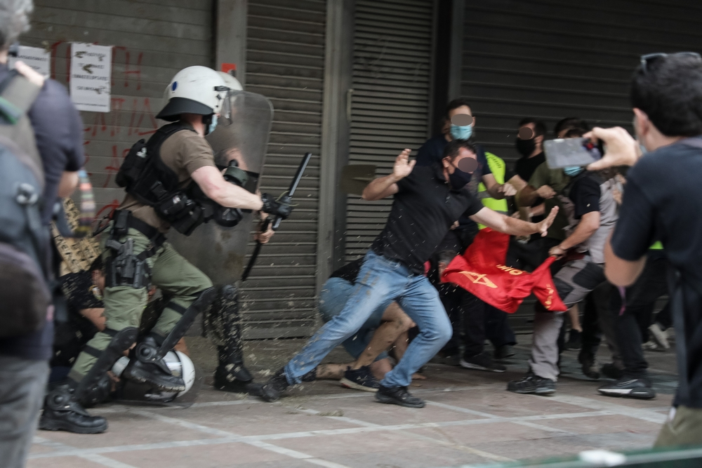 Συγκρούσεις ΜΑΤ – οικοδόμων έξω από το υπουργείο Εργασίας