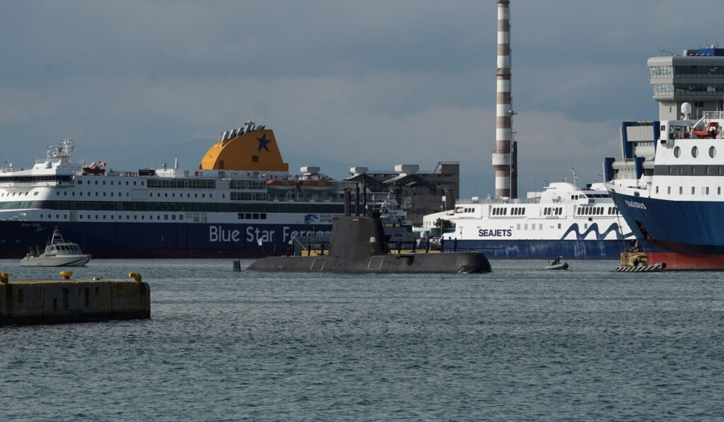 Συναγερμός στον Πειραιά: Δύο ναυτικοί έπεσαν στη θάλασσα – Διακομίστηκαν στο νοσοκομείο