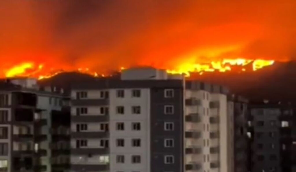 Μεγάλη φωτιά στην Τουρκία: Διακόπηκε η κυκλοφορία πλοίων στα Δαρδανέλια – Μπαράζ εκκενώσεων